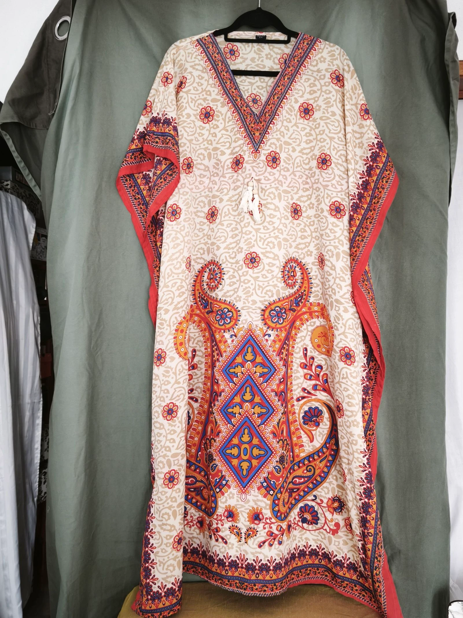 kaftan longo com um padrão vibrante e colorido.